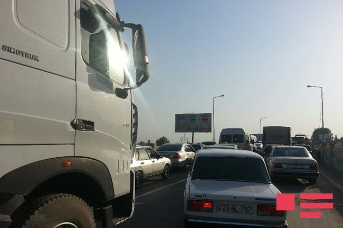 Göyçayda körpü yenidən çökdü,  yolda tıxac yarandı -FOTO