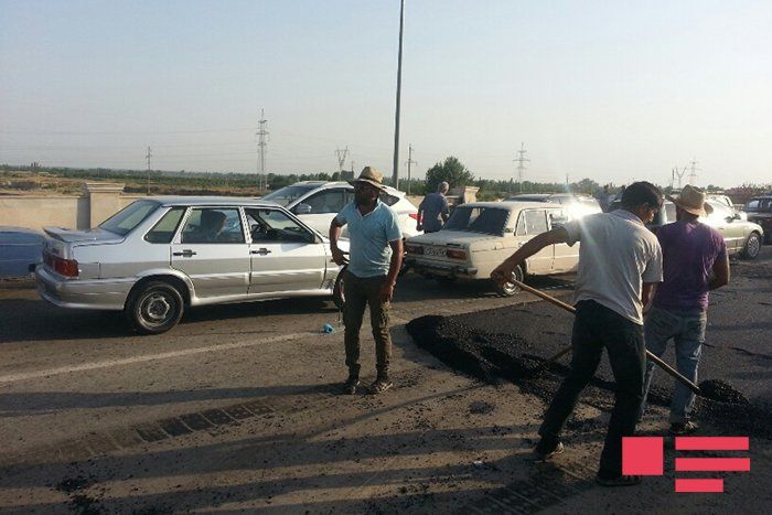 Göyçayda körpü yenidən çökdü,  yolda tıxac yarandı -FOTO