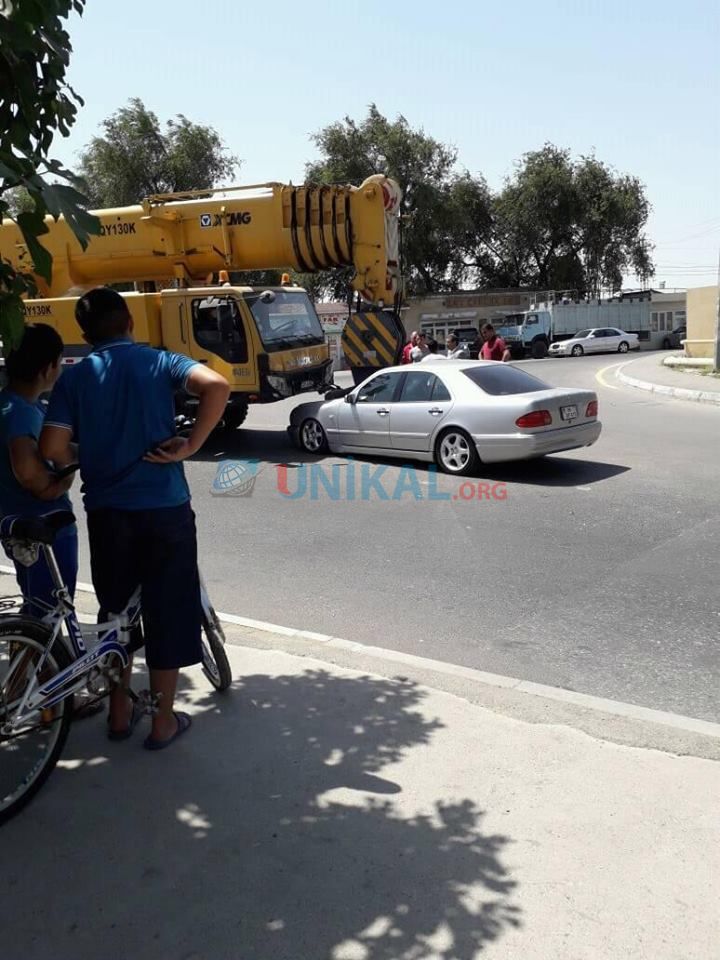 Bakıda qaldırıcı kranla Mercedes TOQQUŞDU:   XƏSARƏT ALAN VAR - FOTOLAR