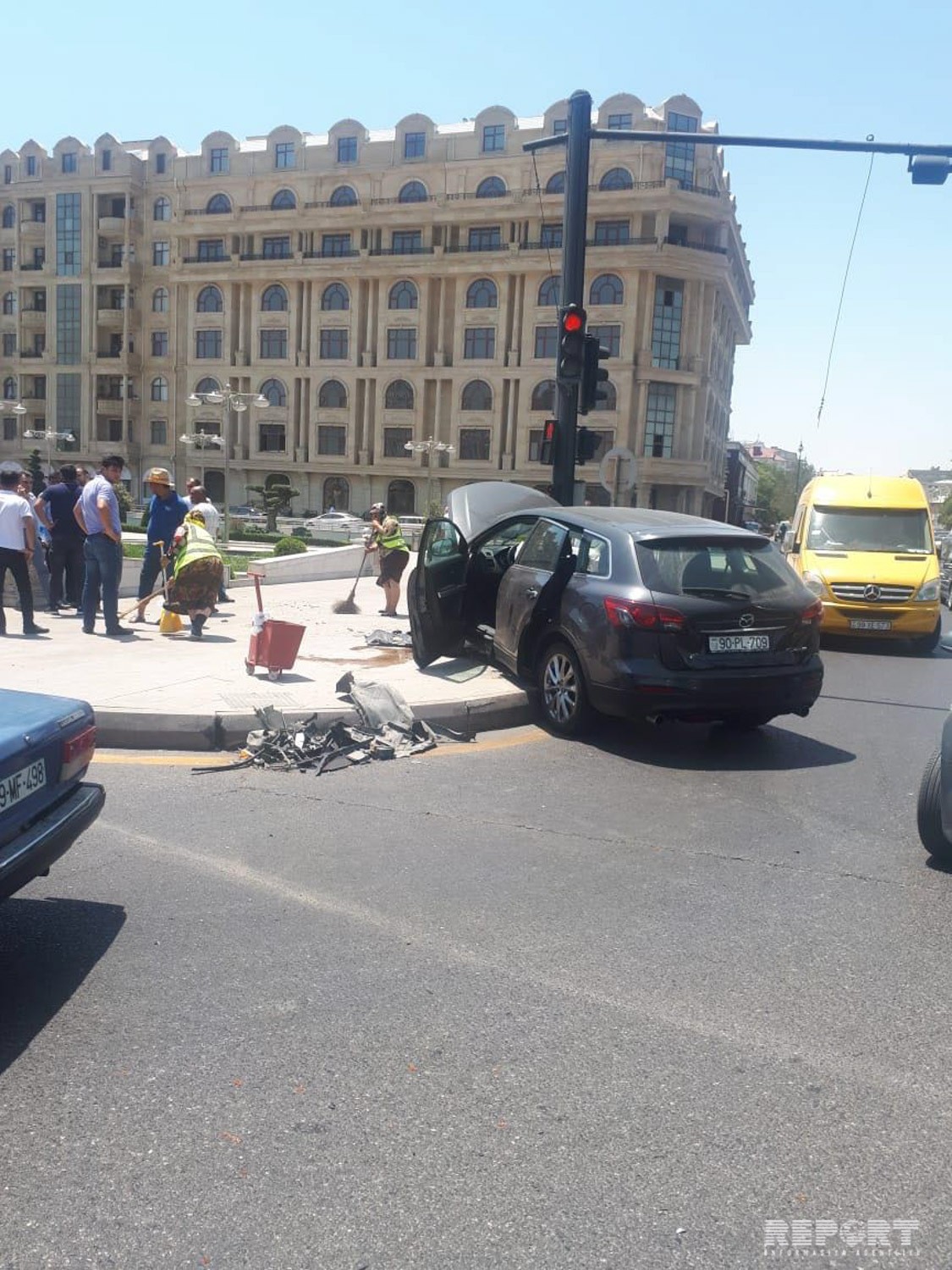 Polisin əmrinə tabe olmayan sürücü qəza törədib, qaçdı - FOTOLAR