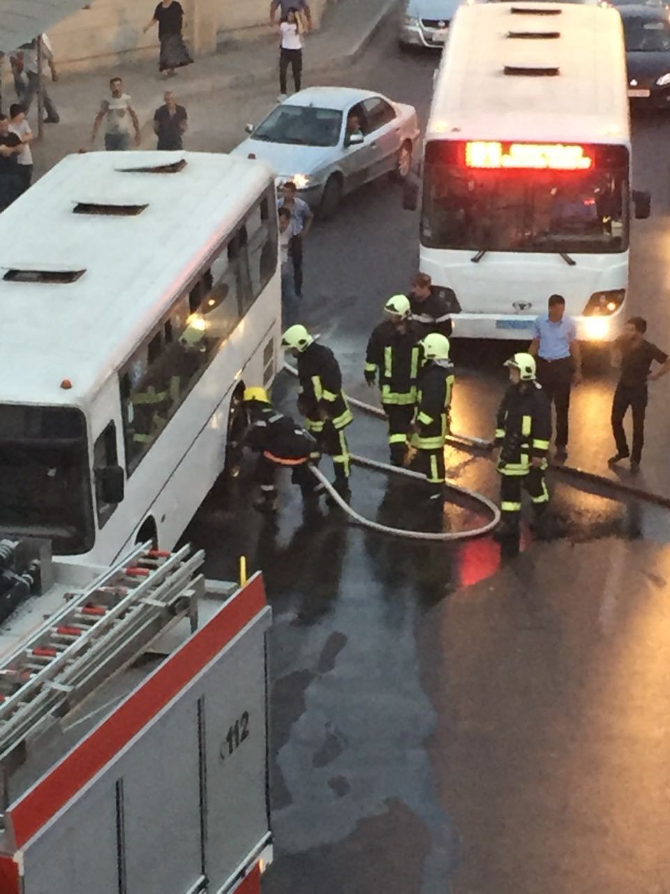 Bakıda sərnişin avtobusu  YANDI - FOTOLAR