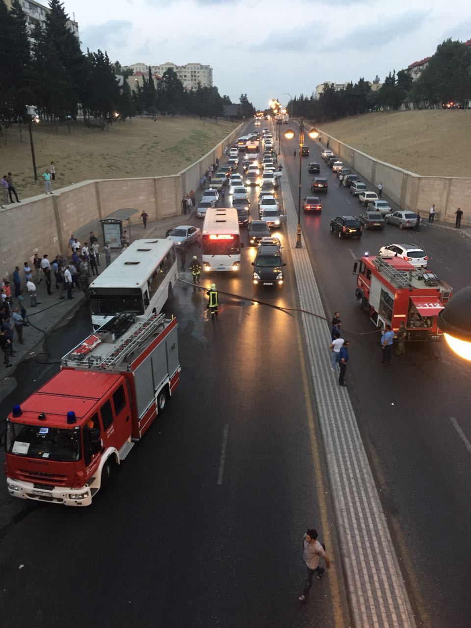 Bakıda sərnişin avtobusu  YANDI - FOTOLAR