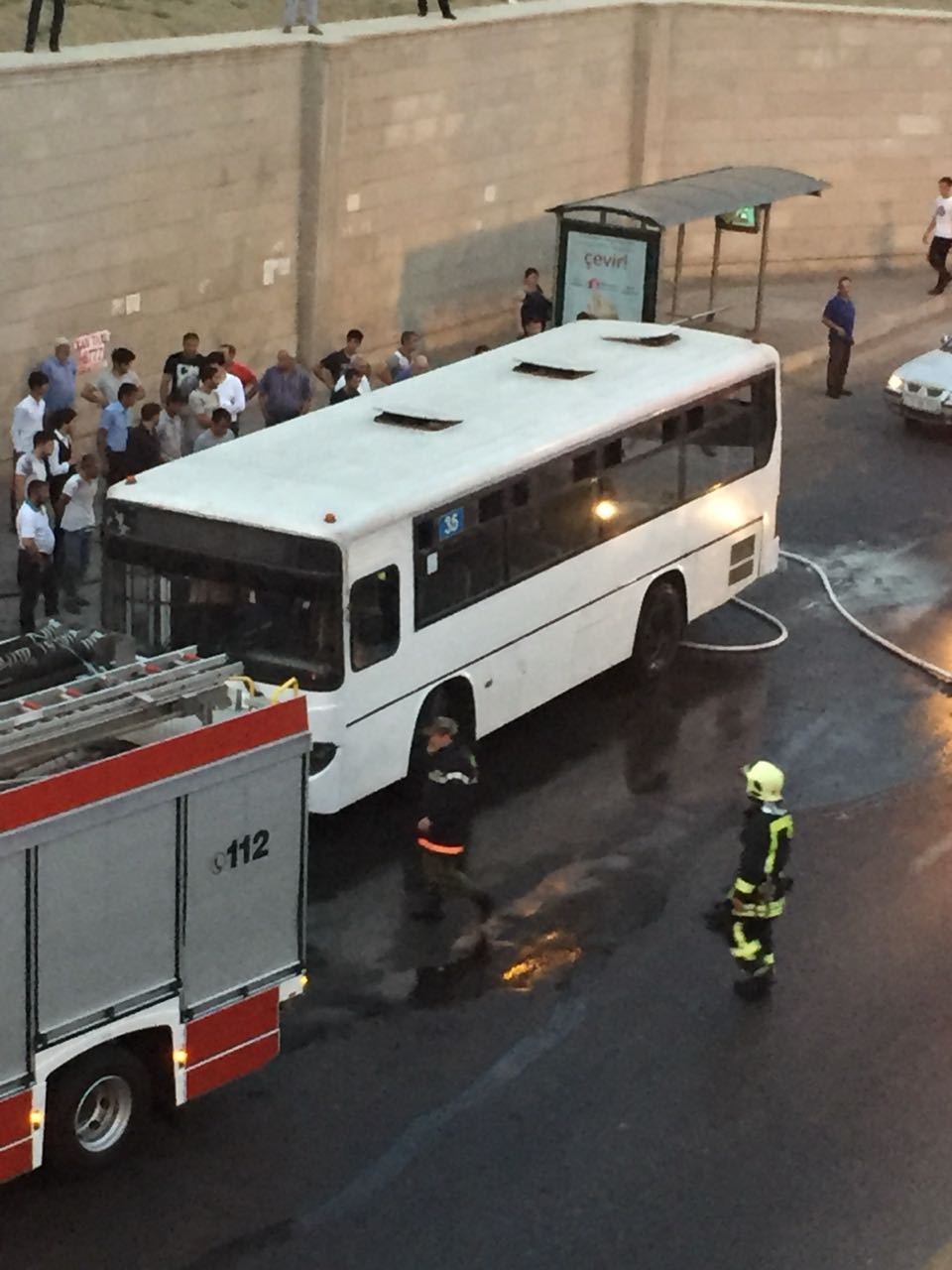 Bakıda sərnişin avtobusu  YANDI - FOTOLAR