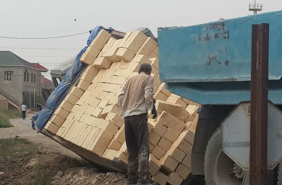 Sumqayıtda yüklə dolu KamAZ aşdı -  FOTOLAR