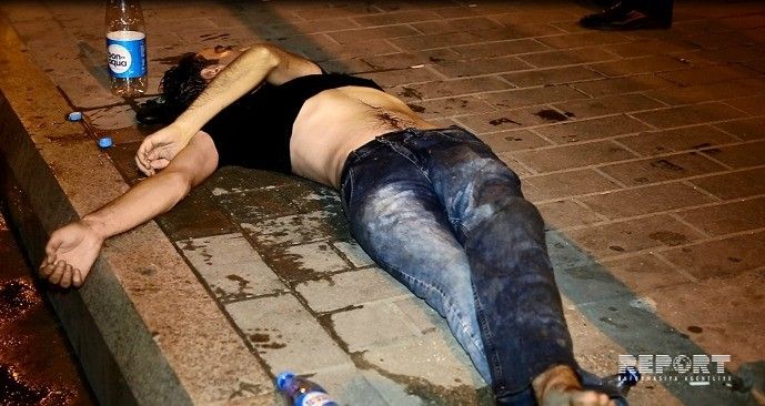 Bakıda gənc oğlan küçədə öldü -  FOTOLAR (18+)