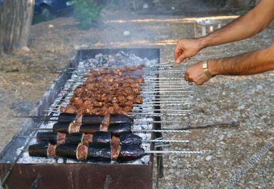 Sumqayıtda 22 yaşlı gənc kabab bişirərkən   YANDI
