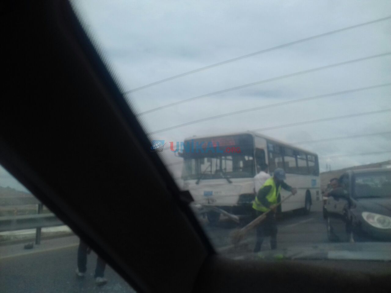 Bakıda sərnişin avtobusu zəncirvari qəza törətdi:  5 avtomobilə girdi (FOTOLAR) YENİ-2