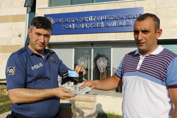 Türk polisi azərbaycanlıya itirdiyi dollarları qaytardı -  FOTO