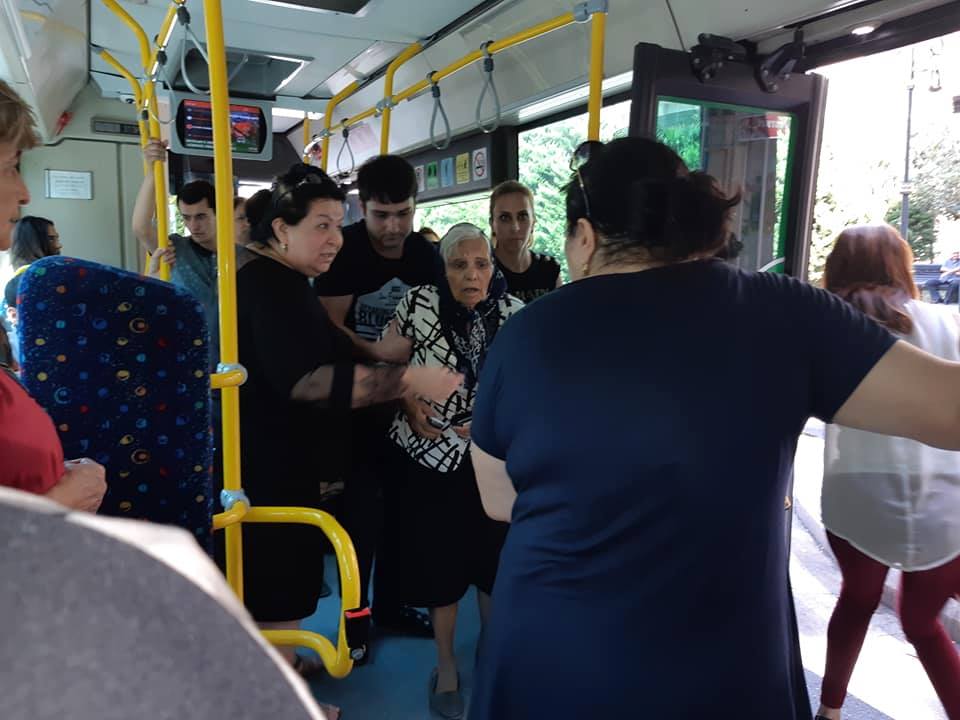 Baku bus-da İNSİDENT:   Yaşlı qadın xəsarət aldı (FOTO)