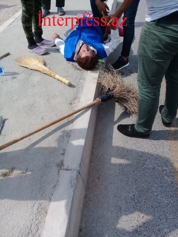 Bakıda yolun ortasında süpürgəçi qadın  CAN VERDİ  - FOTO