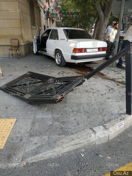 Bakının mərkəzində qəza -  Mercedes divara çırpıldı  (FOTO)