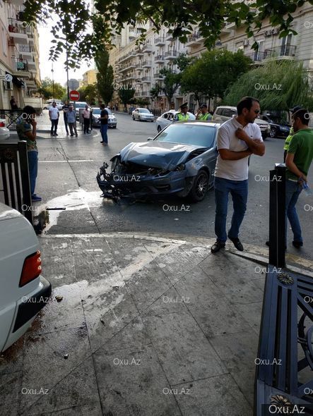 Bakının mərkəzində qəza -  Mercedes divara çırpıldı  (FOTO)