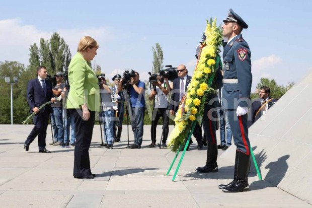 Merkel qondarma erməni soyqırımı abidəsini ziyarət etdi    - FOTOLAR