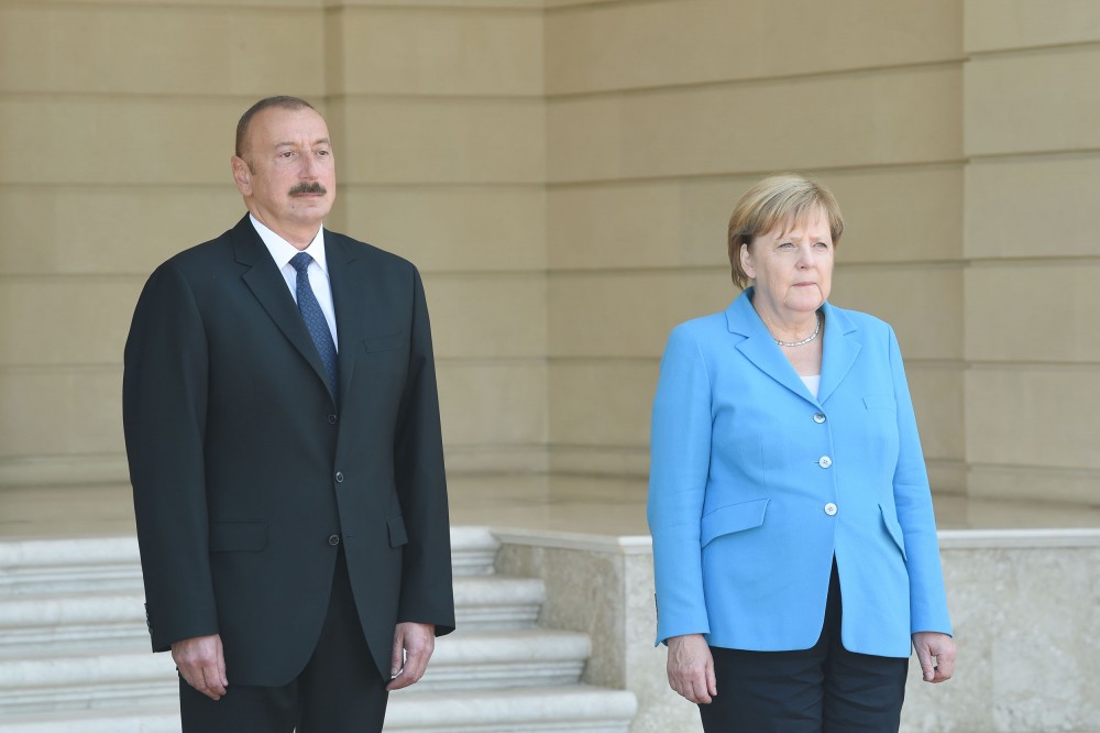 Angela Merkelin rəsmi qarşılanma mərasimi oldu -  FOTOLAR