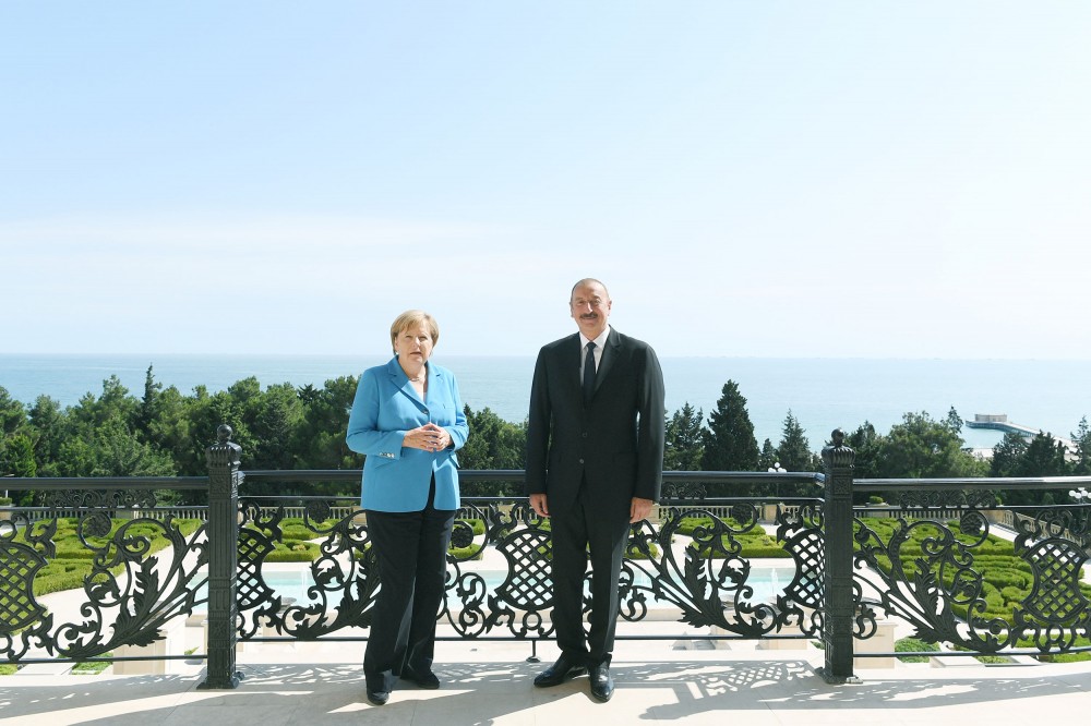 Angela Merkelin rəsmi qarşılanma mərasimi oldu -  FOTOLAR