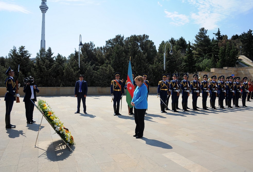 Angela Merkel Şəhidlər xiyabanını ziyarət etdi -  FOTOLAR