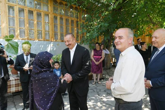 Prezident xanımı ilə Lahıcı gəzdi, sakinlərlə şəkil çəkdirdi -  FOTOLAR