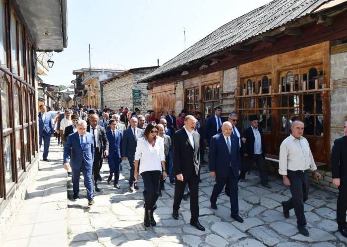 Prezident xanımı ilə Lahıcı gəzdi, sakinlərlə şəkil çəkdirdi -  FOTOLAR