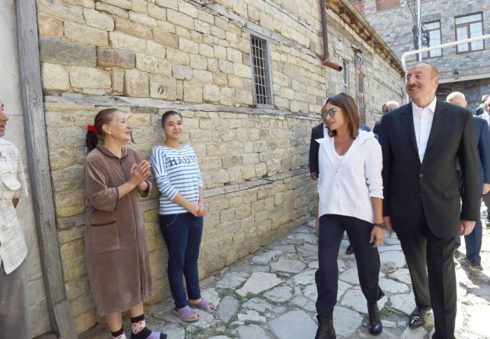 Prezident xanımı ilə Lahıcı gəzdi, sakinlərlə şəkil çəkdirdi -  FOTOLAR