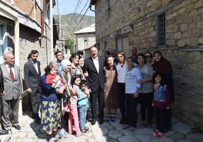 Prezident xanımı ilə Lahıcı gəzdi, sakinlərlə şəkil çəkdirdi -  FOTOLAR