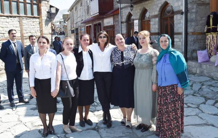 Prezident xanımı ilə Lahıcı gəzdi, sakinlərlə şəkil çəkdirdi -  FOTOLAR