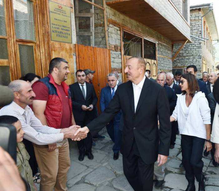 Prezident xanımı ilə Lahıcı gəzdi, sakinlərlə şəkil çəkdirdi -  FOTOLAR