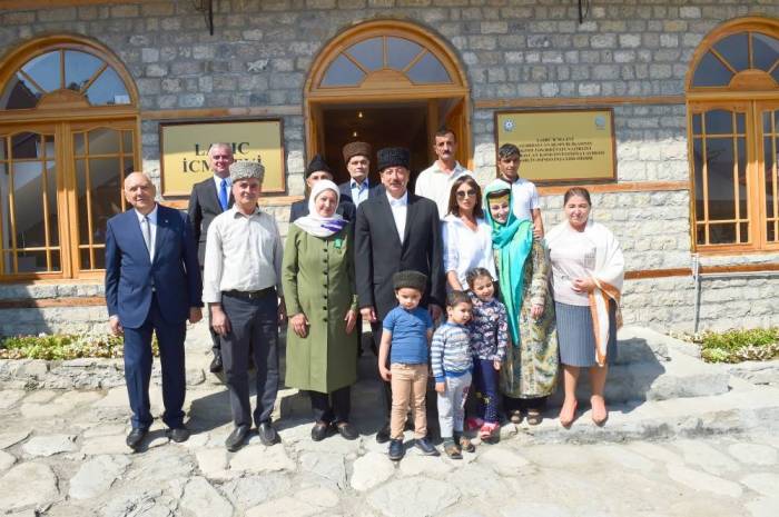 Prezident xanımı ilə Lahıcı gəzdi, sakinlərlə şəkil çəkdirdi -  FOTOLAR