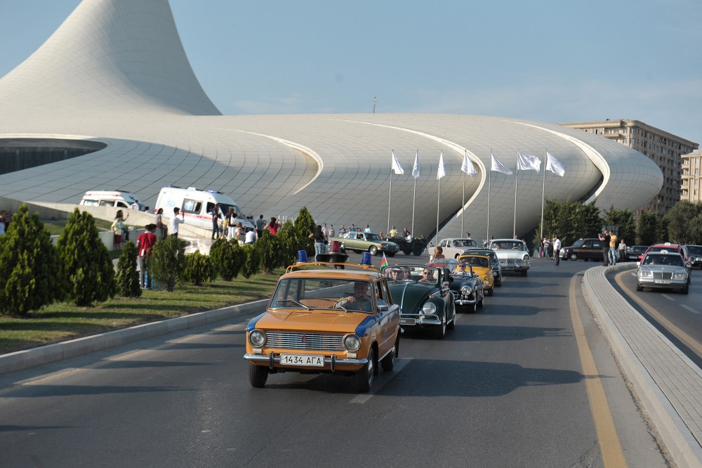 Bakıda retro avtomobillərin yürüşündən  MARAQLI FOTOLAR