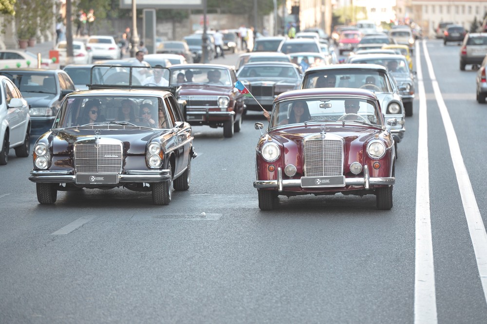 Bakıda retro avtomobillərin yürüşündən  MARAQLI FOTOLAR