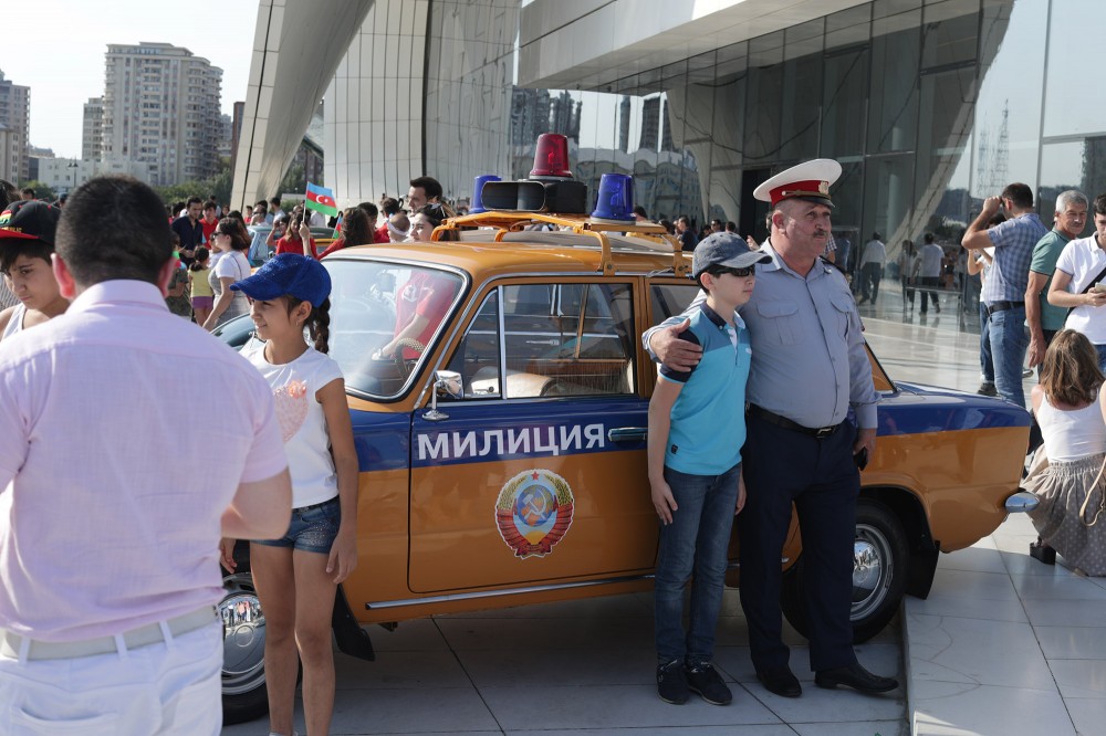 Bakıda retro avtomobillərin yürüşündən  MARAQLI FOTOLAR