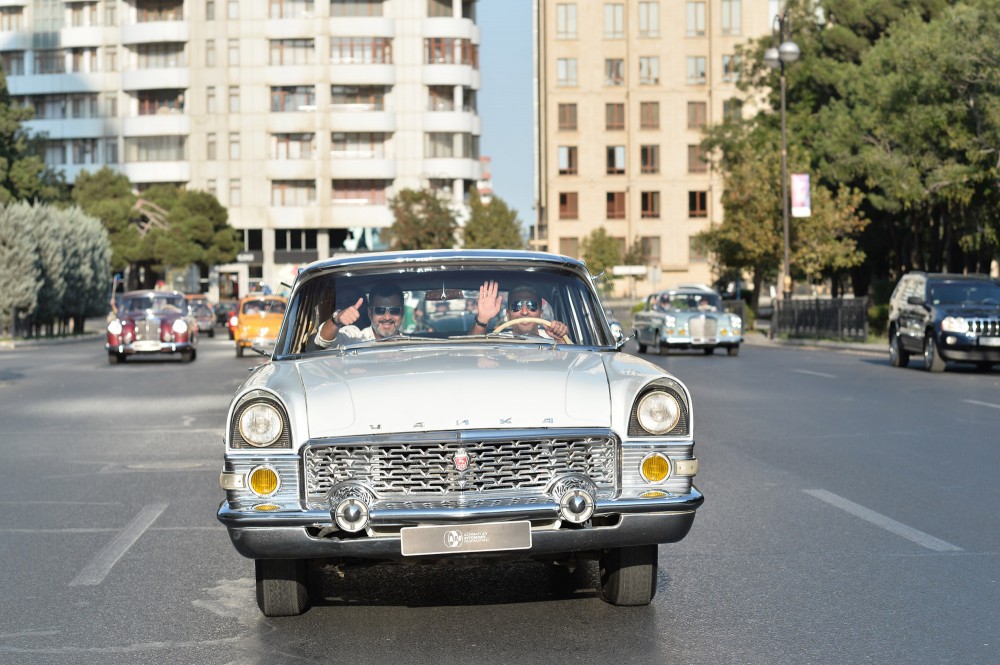 Bakıda retro avtomobillərin yürüşündən  MARAQLI FOTOLAR