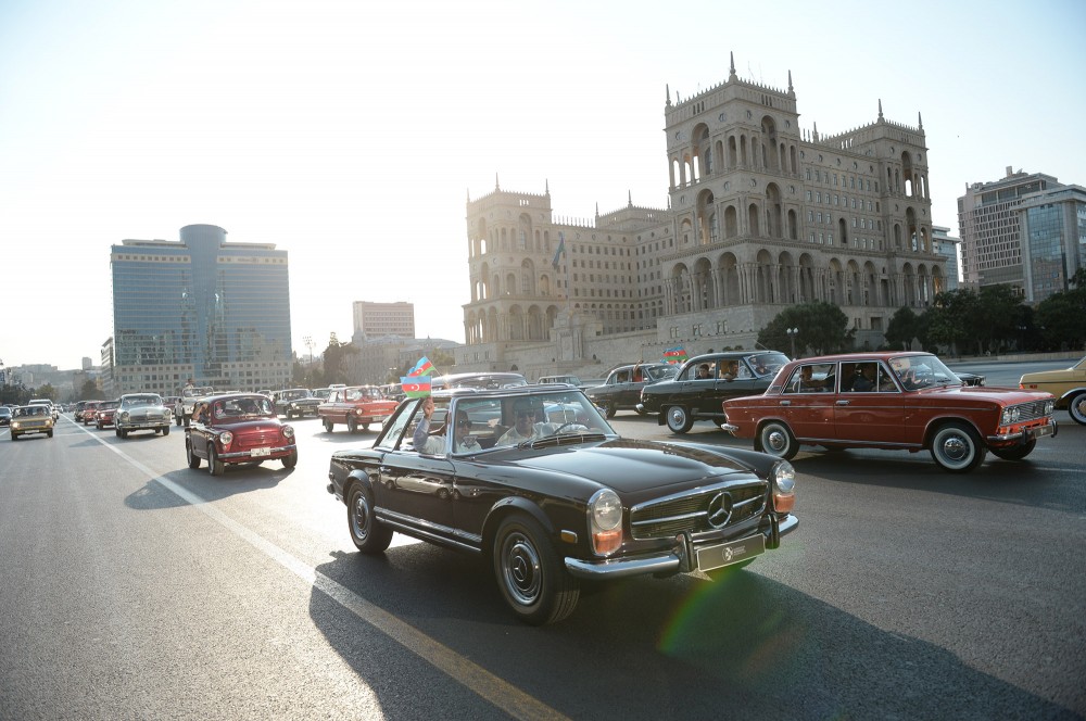 Bakıda retro avtomobillərin yürüşündən  MARAQLI FOTOLAR