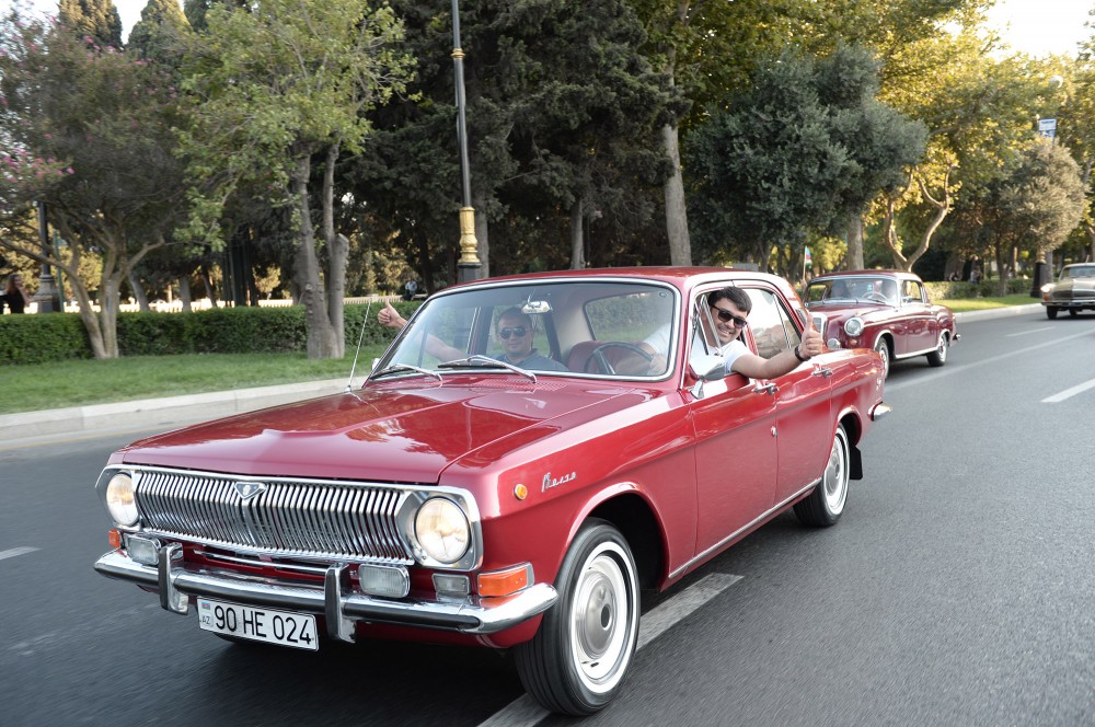 Bakıda retro avtomobillərin yürüşündən  MARAQLI FOTOLAR