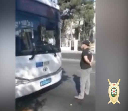 Bakıda avtobusun qarşısını kəsib, inasanları ölümlə hədələyən şəxs:   Peşmanam (VİDEO)