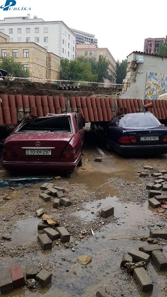 Bakıda hasar aşdı    - Maşınlar dağıntı altında qaldı (FOTO)