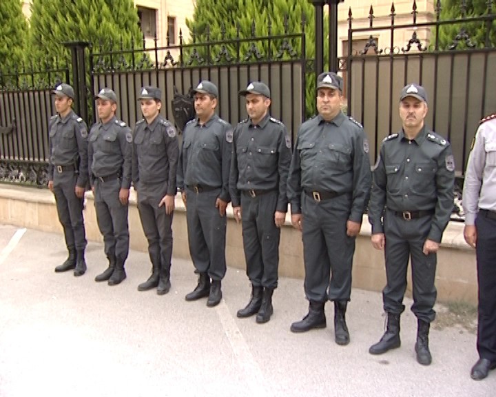 Bakıxanovda eyvanlarda quraşdırılan paltar ipləri söküldü -  FOTO