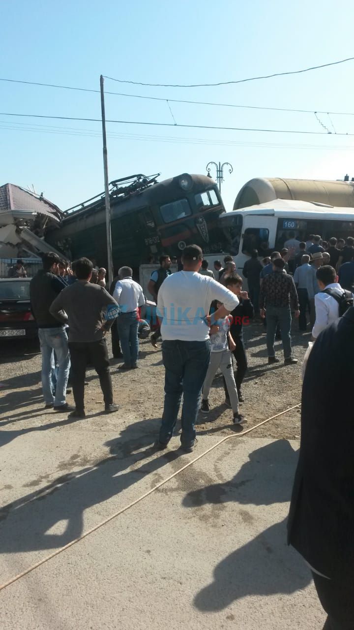 Bakıda DƏHŞƏTLİ QƏZA:   QATAR AVTOBUSLA TOQQUŞDU (FOTOLAR-VİDEO-YENİ-3)