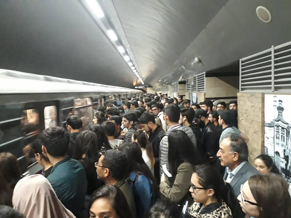 Bakı metrosunda problem -    Sərnişinlər stansiyada düşürüldü (FOTO)