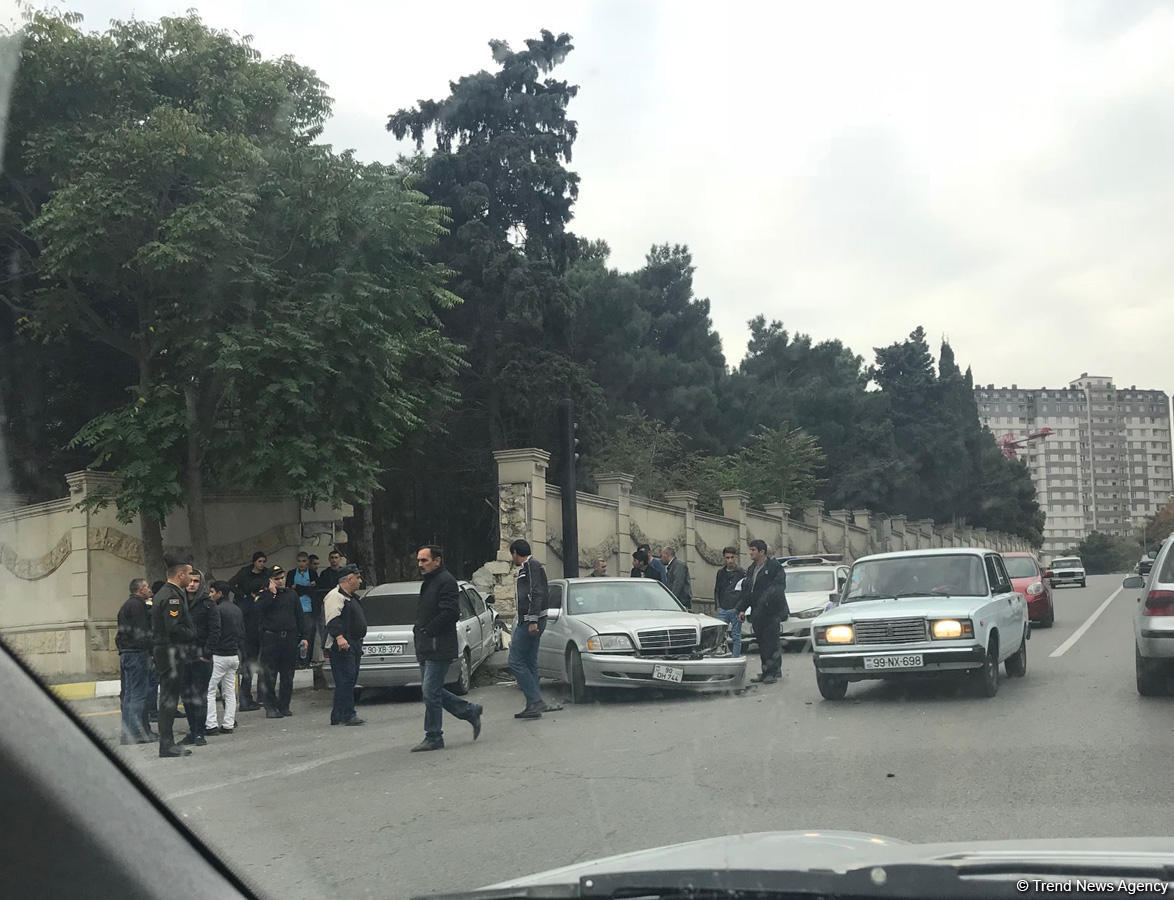 Bakıda iki Mercedes TOQQUŞDU -  Biri hasarın  altında qaldı (FOTO)