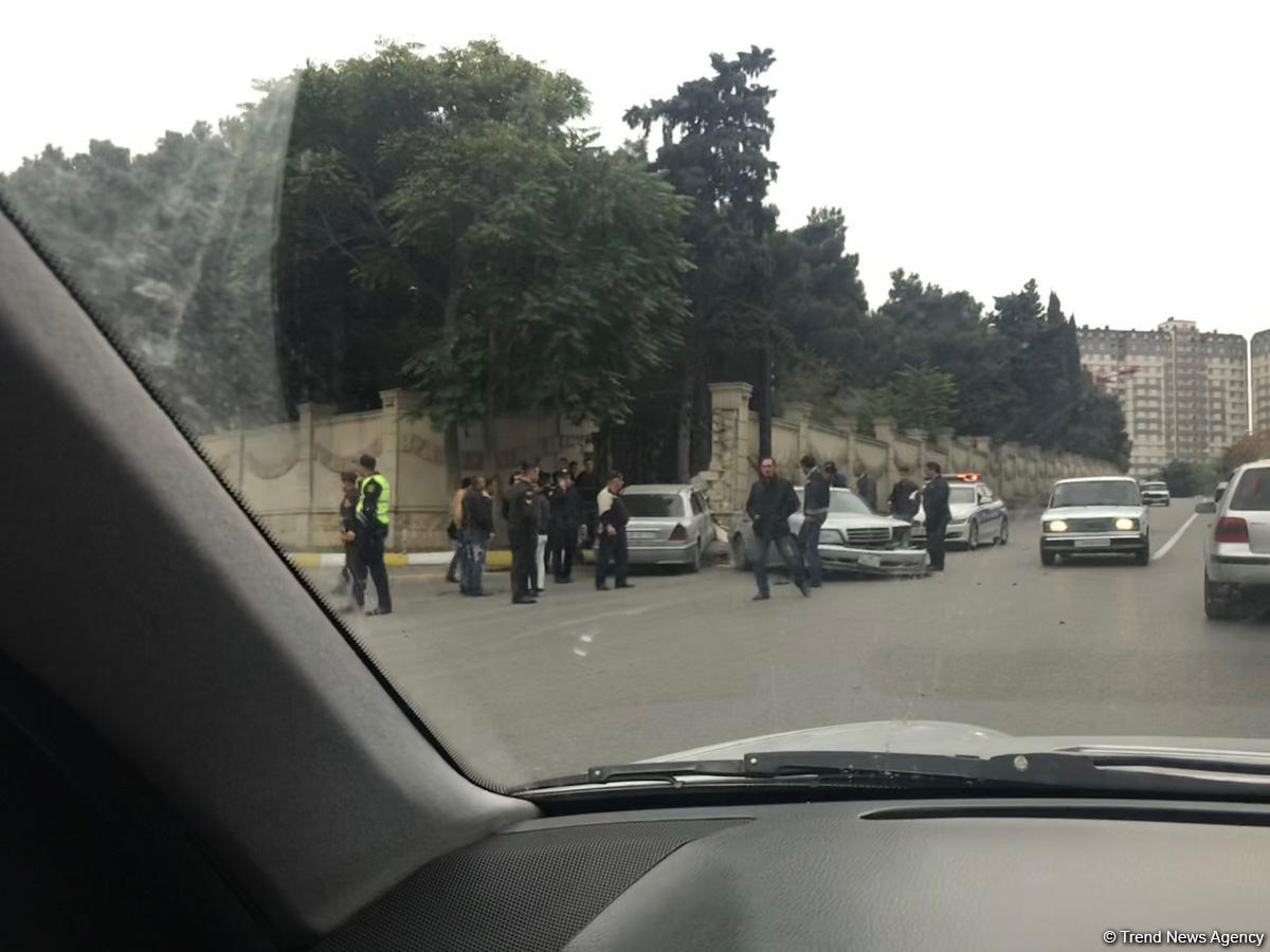 Bakıda iki Mercedes TOQQUŞDU -  Biri hasarın  altında qaldı (FOTO)