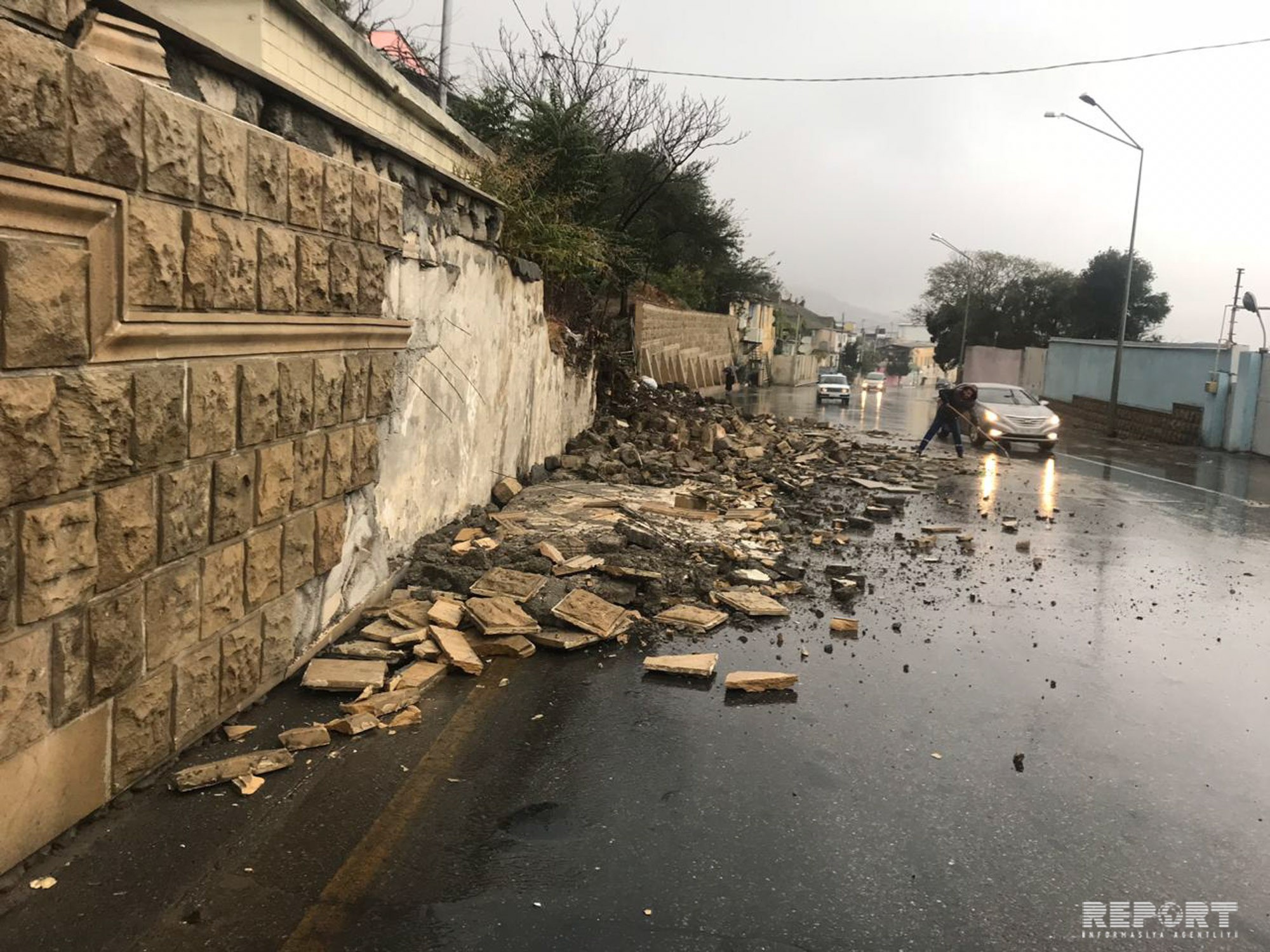 Bibiheybət yolunda sürüşmə oldu   -  DİVAR UÇDU (FOTO)