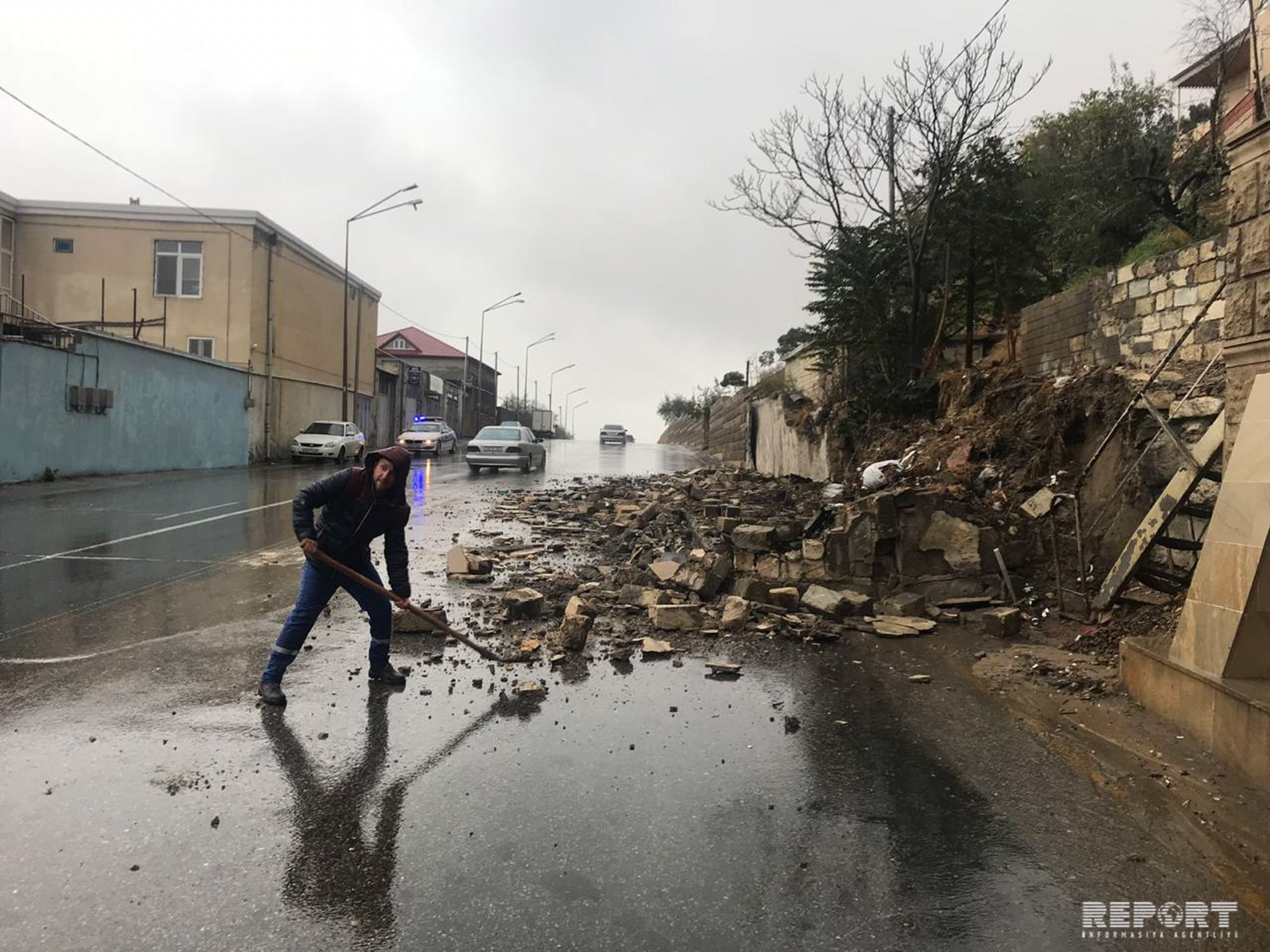 Bibiheybət yolunda sürüşmə oldu   -  DİVAR UÇDU (FOTO)