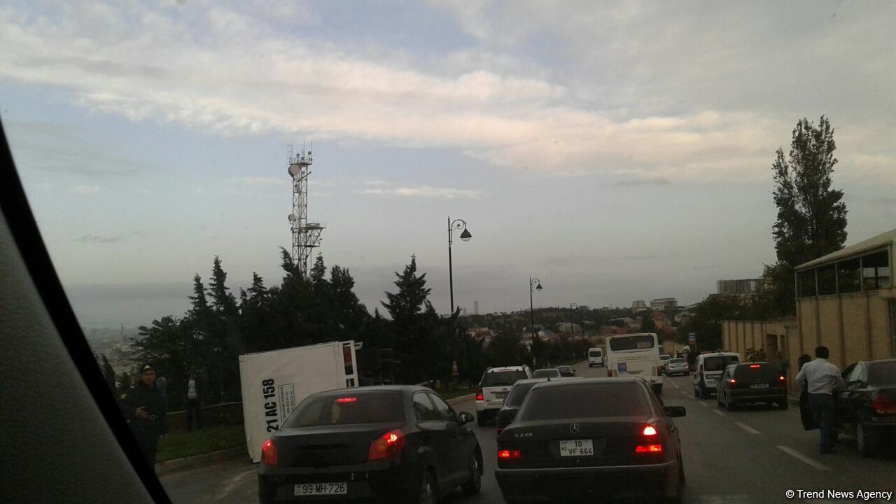 Bakıda yük maşını aşdı -   TIXAC YARANDI (FOTO) (FOTO)