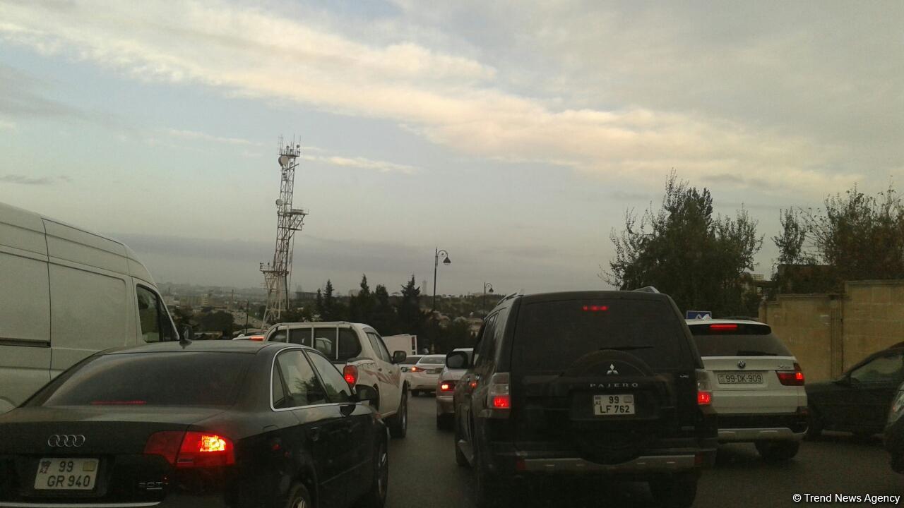 Bakıda yük maşını aşdı -   TIXAC YARANDI (FOTO) (FOTO)