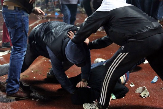 Stadionda ixtişaş  - Fanatlarla polislər toqquşdu