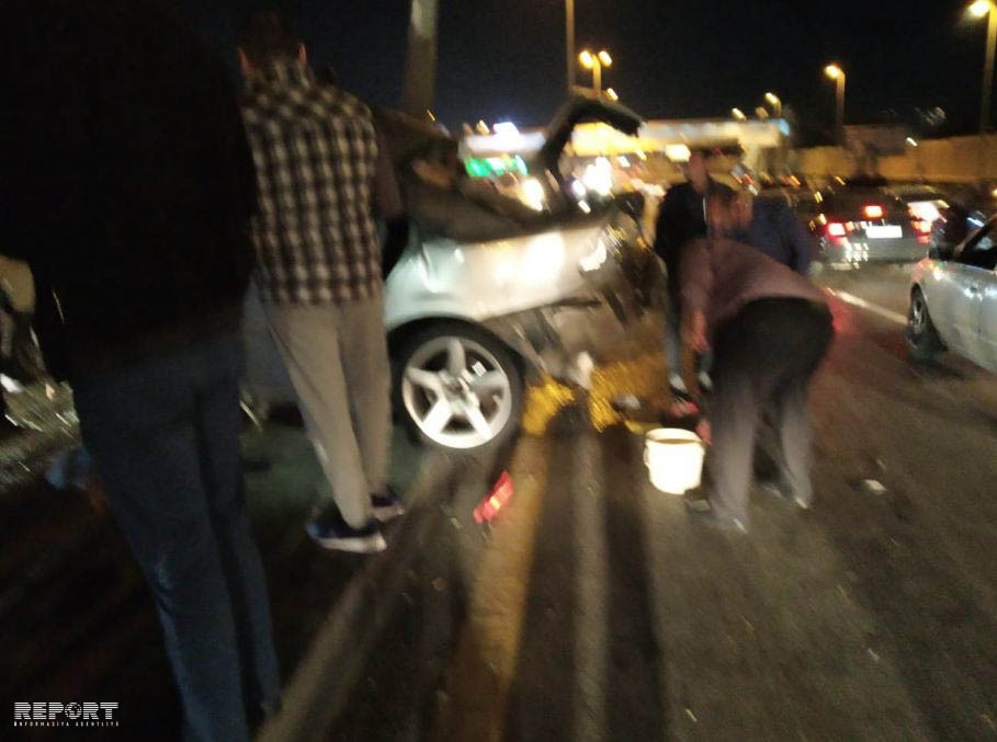 Mercedes işıq dirəyinə çırpıldı -   sürücü ağır yaralandı (FOTO)