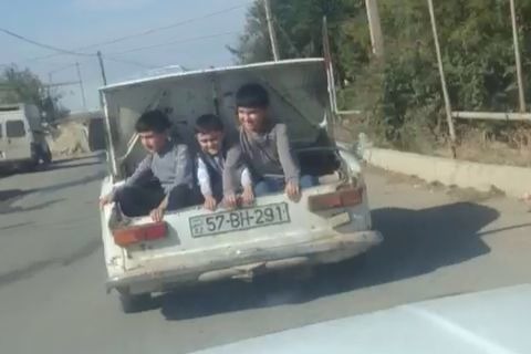 Azərbaycanda sürücü azyaşlıları baqajda daşıdı â€“   ŞOK VİDEO
