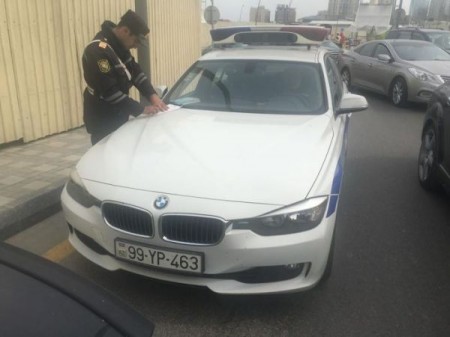 Bakıda jurnalisti təhqir edən polisin maşını    YANDI - FOTO