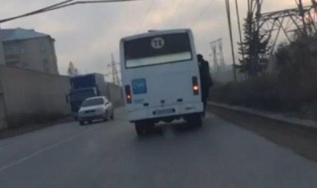 Bakıda 71 nömrəli avtobus -  qapısı açıq sərnişin daşıyır (VİDEO)