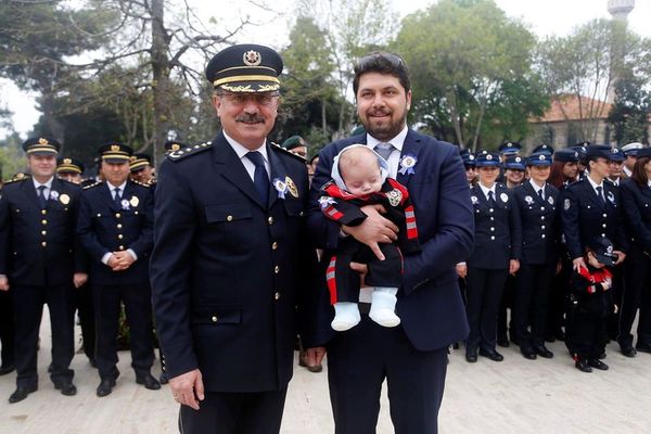 Rəisdən  təqdirəlayiq addım -  Qızına cərimə yazan yol polisini MÜKAFATLANDIRDI  (FOTO)